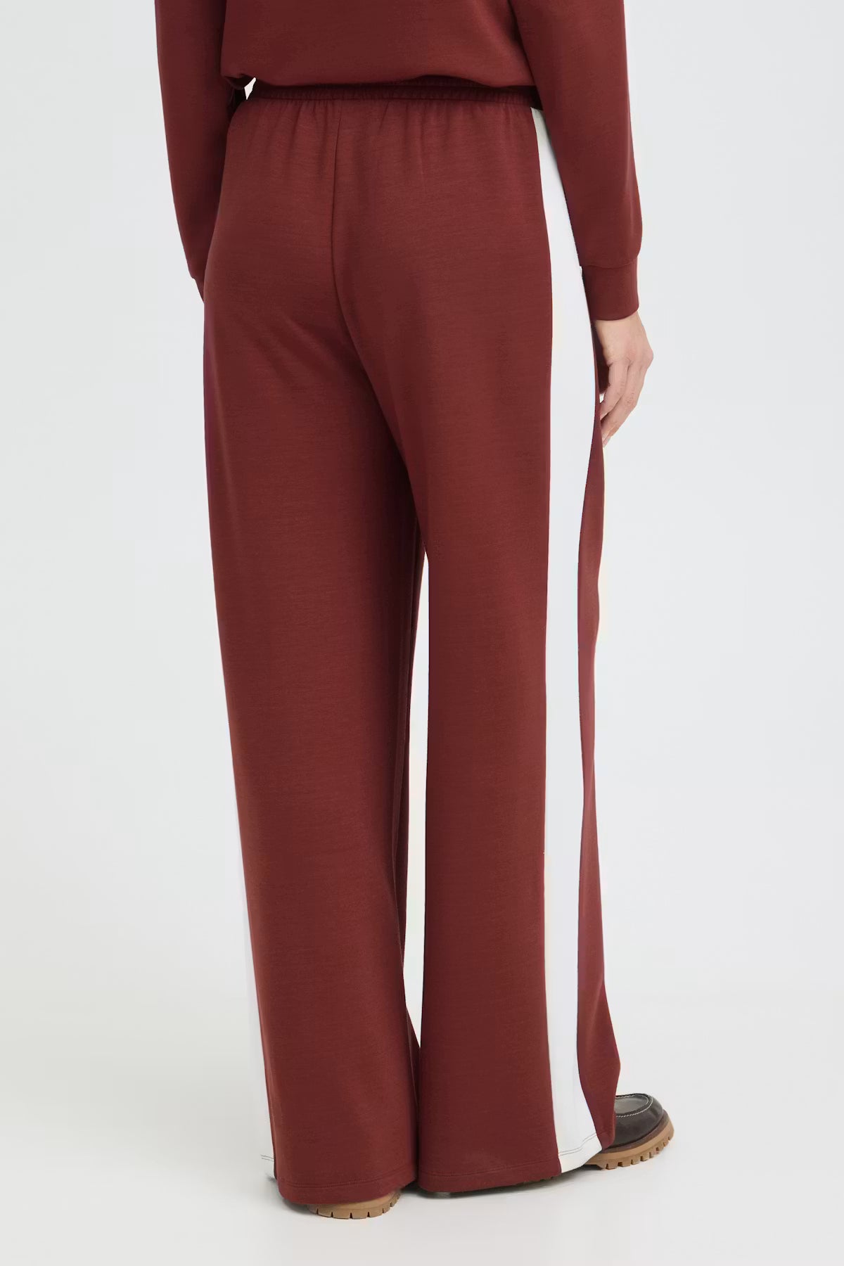 FRAURORA Trousers side stripe back view in Rum/Red