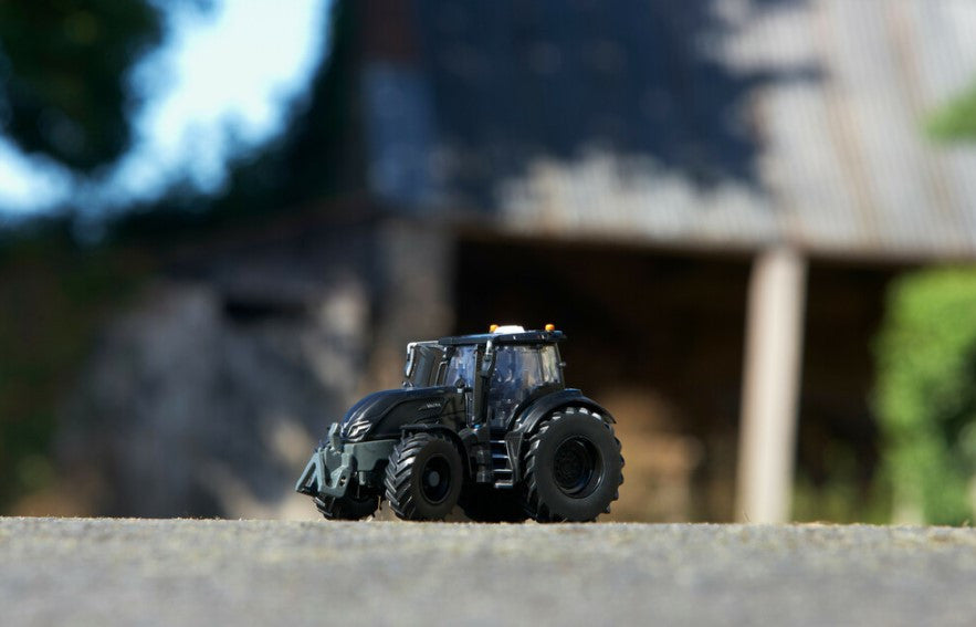Britains Valtra Q305 Tractor 1:32 – view 9