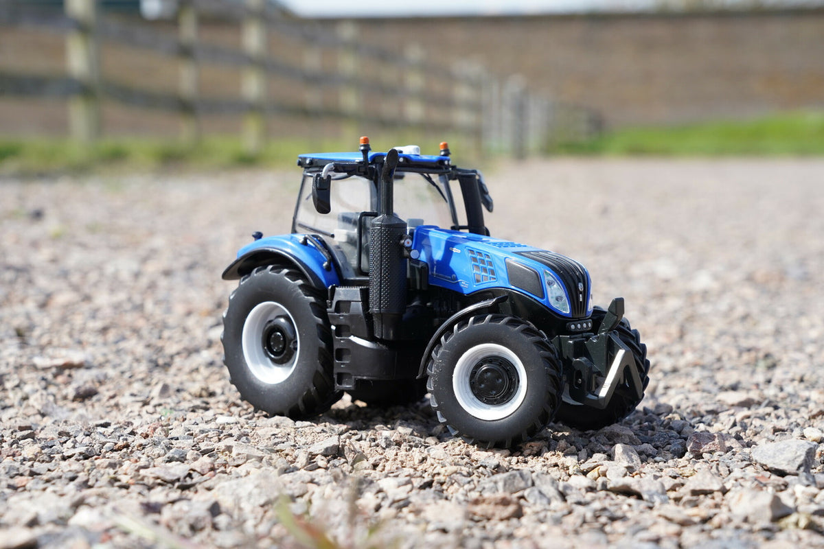 Britains New Holland T8.435 Genesis Tractor 1:32 – view 9