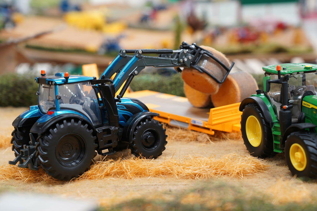 Britains Valtra T234 Tractor with Front Loader 1:32 – view 10