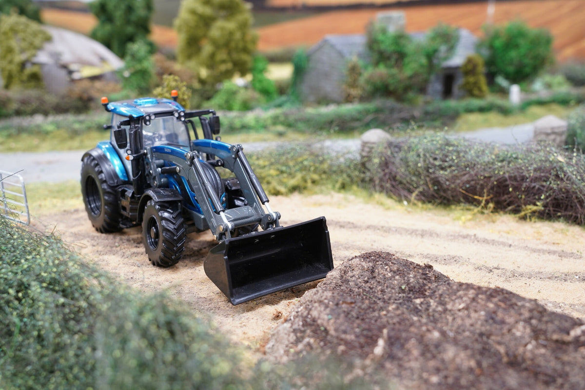 Britains Valtra T234 Tractor with Front Loader 1:32 – view 11