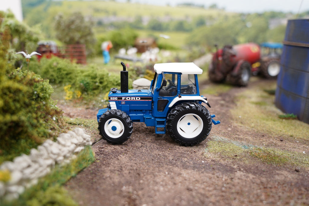 Britains Ford 8210 Tractor with Super Q Cab 1:32 – view 6