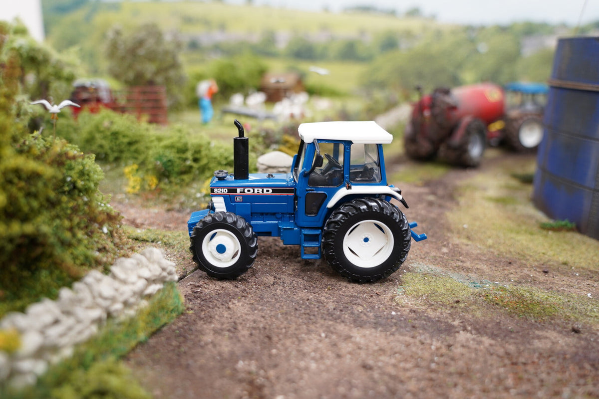 Britains Ford 8210 Tractor with Super Q Cab 1:32 – view 6