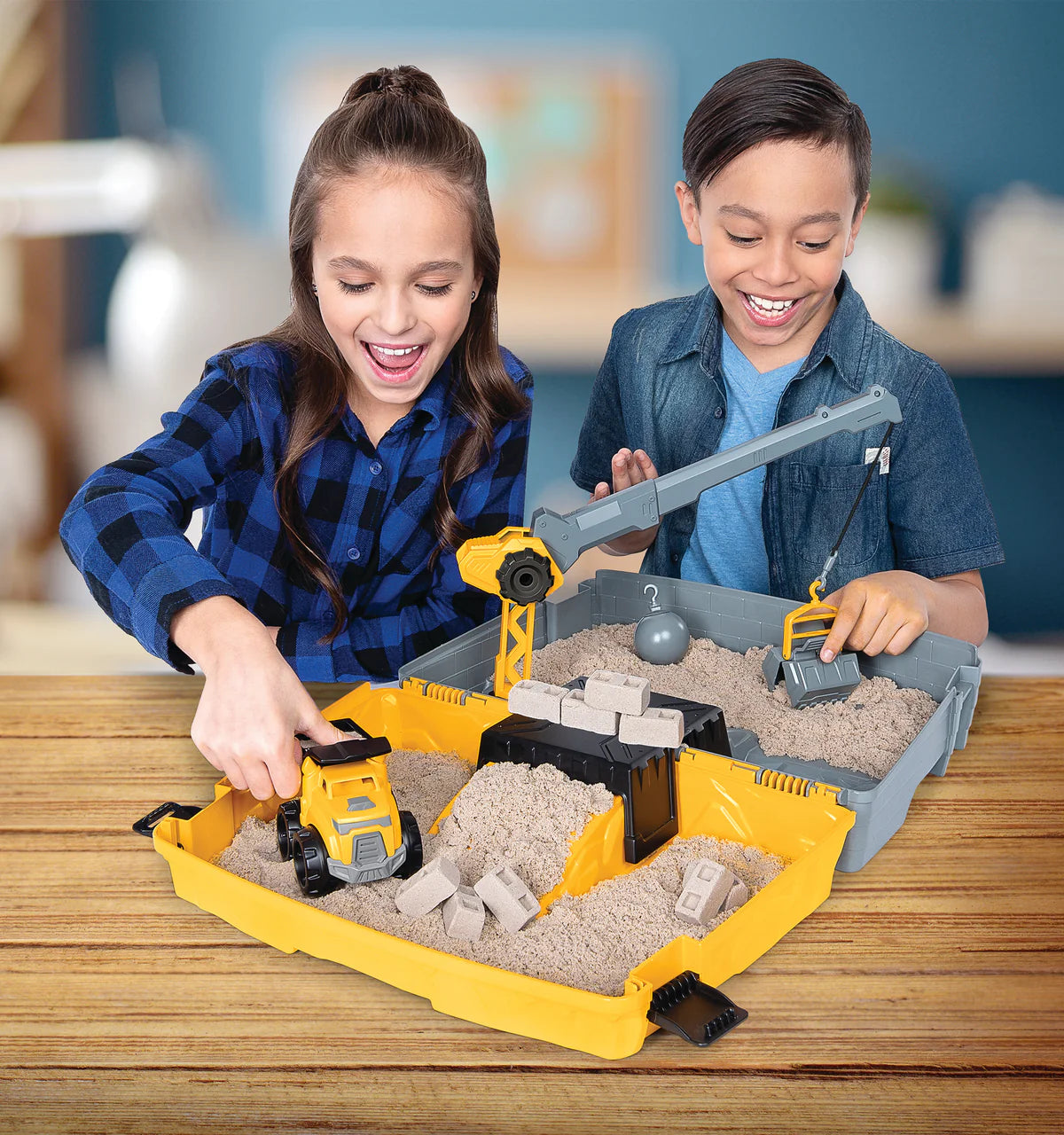 Kinetic Sand Construction Sandbox – 907g Play Sand, Crane & Dump Truck