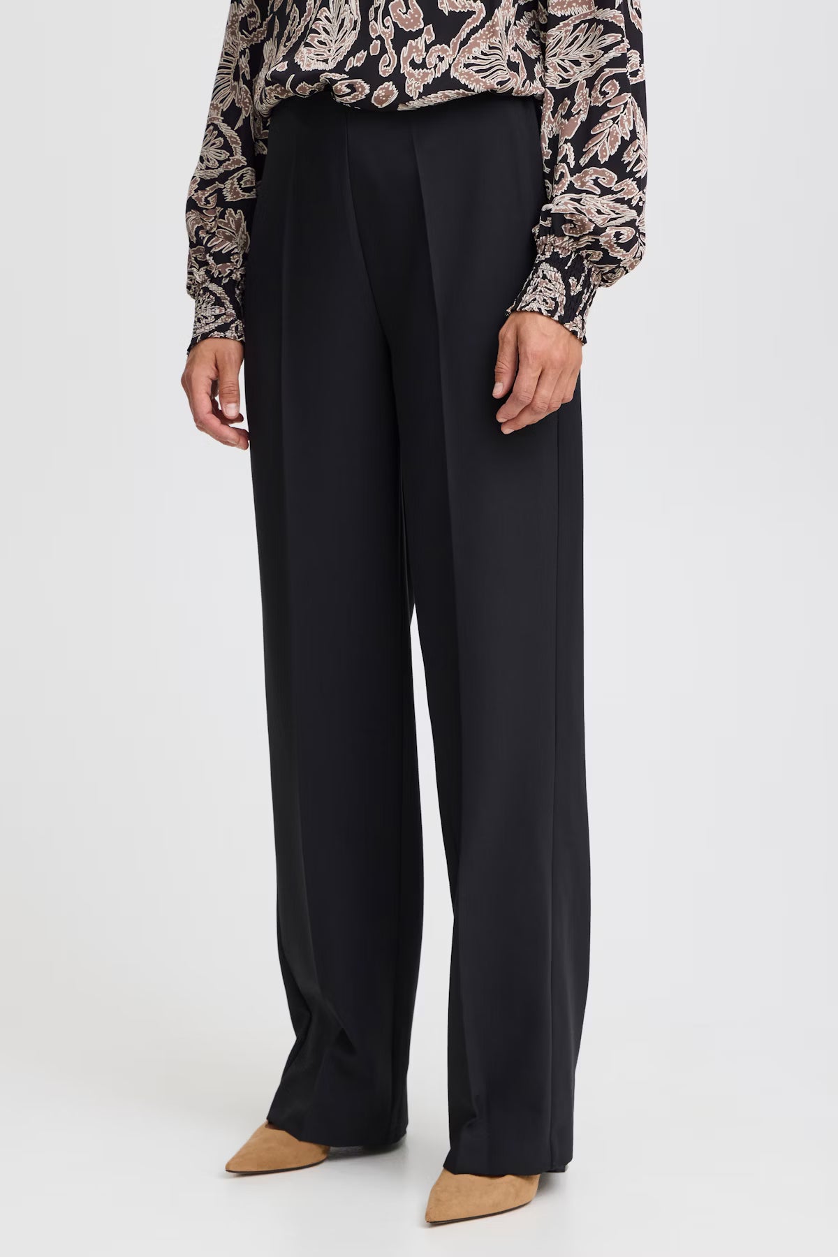 Fransa Abigail wide-leg trousers in black with mid-rise waist, elasticated back, front pleats, and pockets