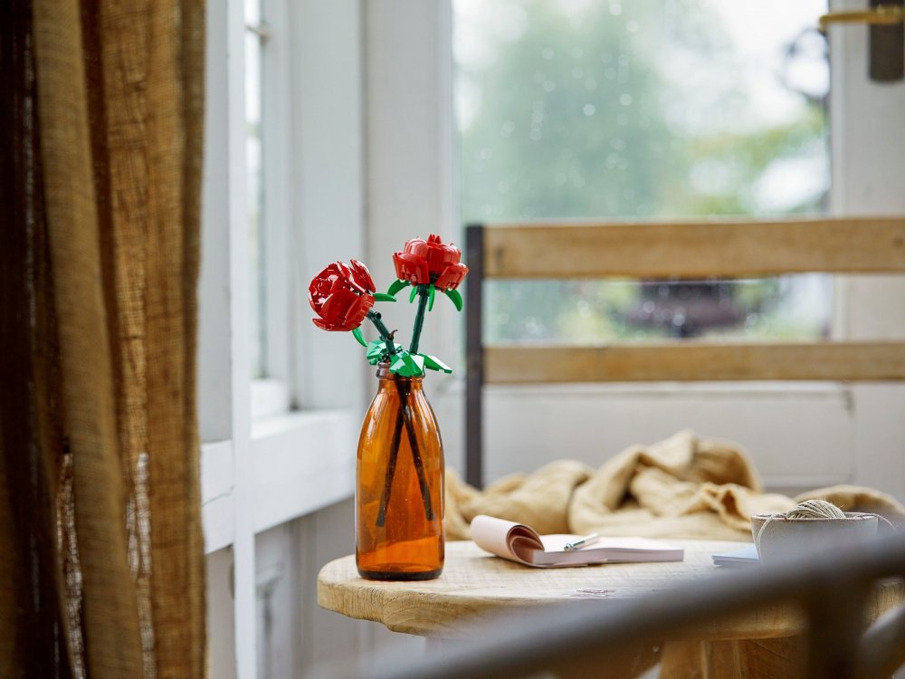 LEGO 40460 Roses Botanical Collection two red roses with green leaves and adjustable stems – ideal display gift