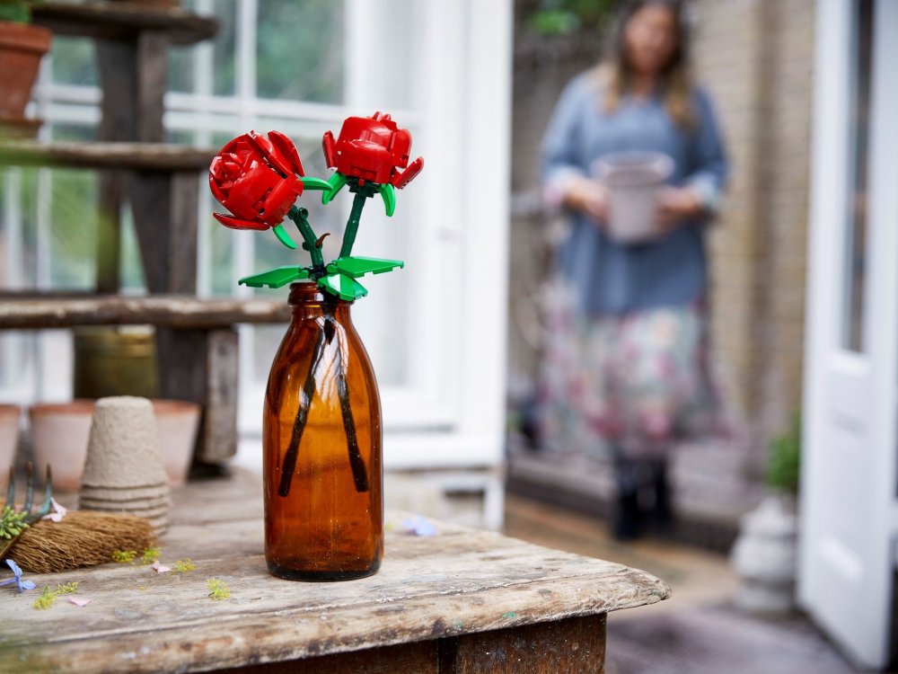 LEGO 40460 Roses Botanical Collection two red roses with green leaves and adjustable stems – ideal display gift